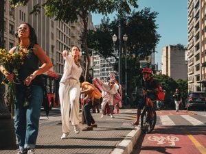 Fotografia colorida de estudante da sp em performance itinerante