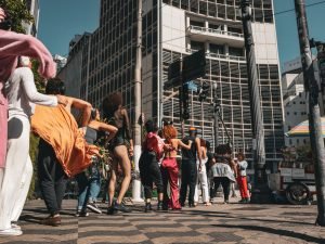 Fotografia colorida de estudante da sp em performance itinerante