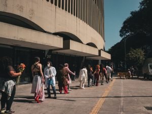 Fotografia colorida de estudante da sp em performance itinerante