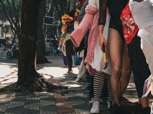 Fotografia colorida de estudante da sp em performance itinerante