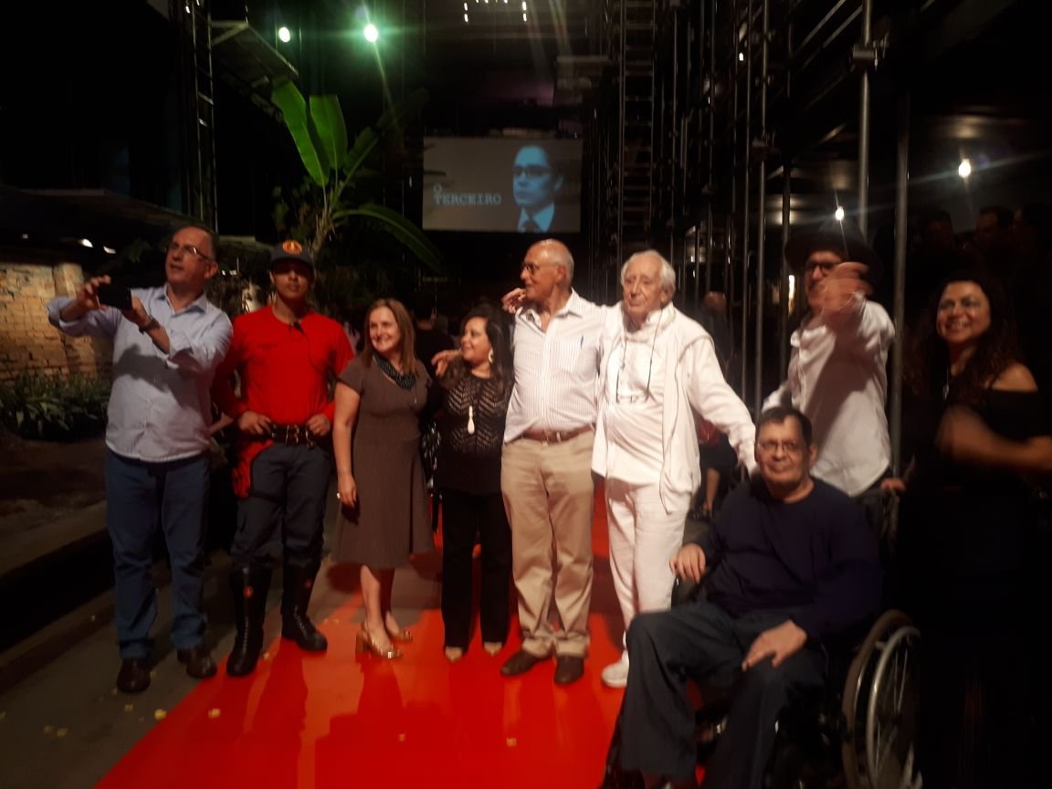 Fotografia colorida da estreia de Terceiro Sinal