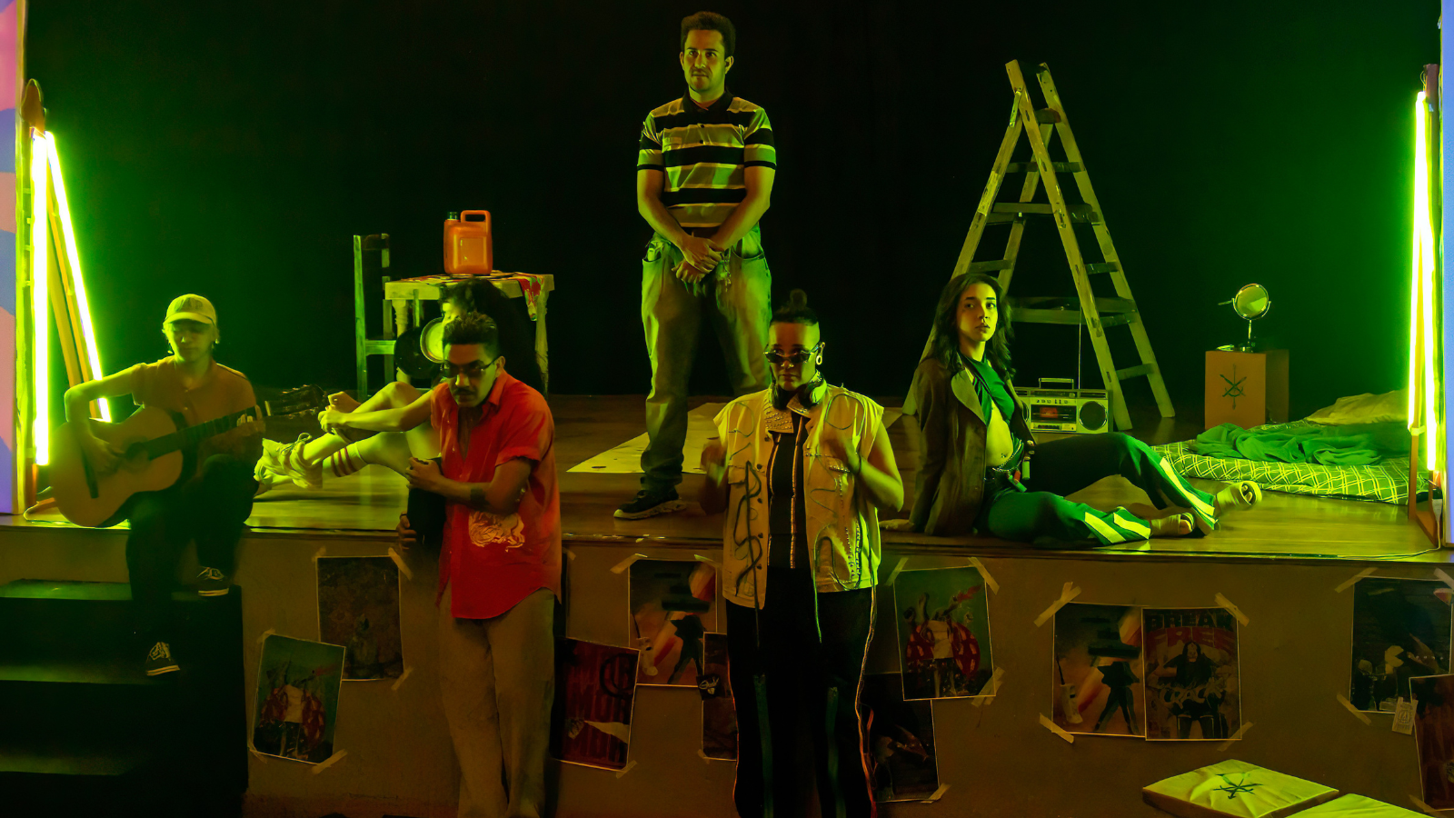 Fotografia colorida de experimento cênico da SP Escola de Teatro