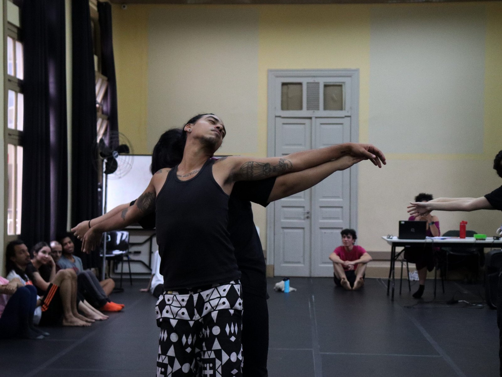 Foto colorida curso Consciência Corporal Através da Dança com Zuba Janaina.