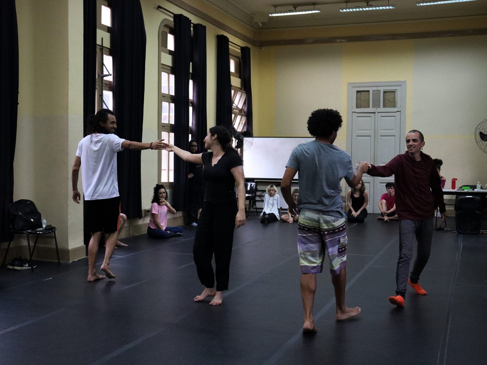 Foto colorida curso Consciência Corporal Através da Dança com Zuba Janaina.