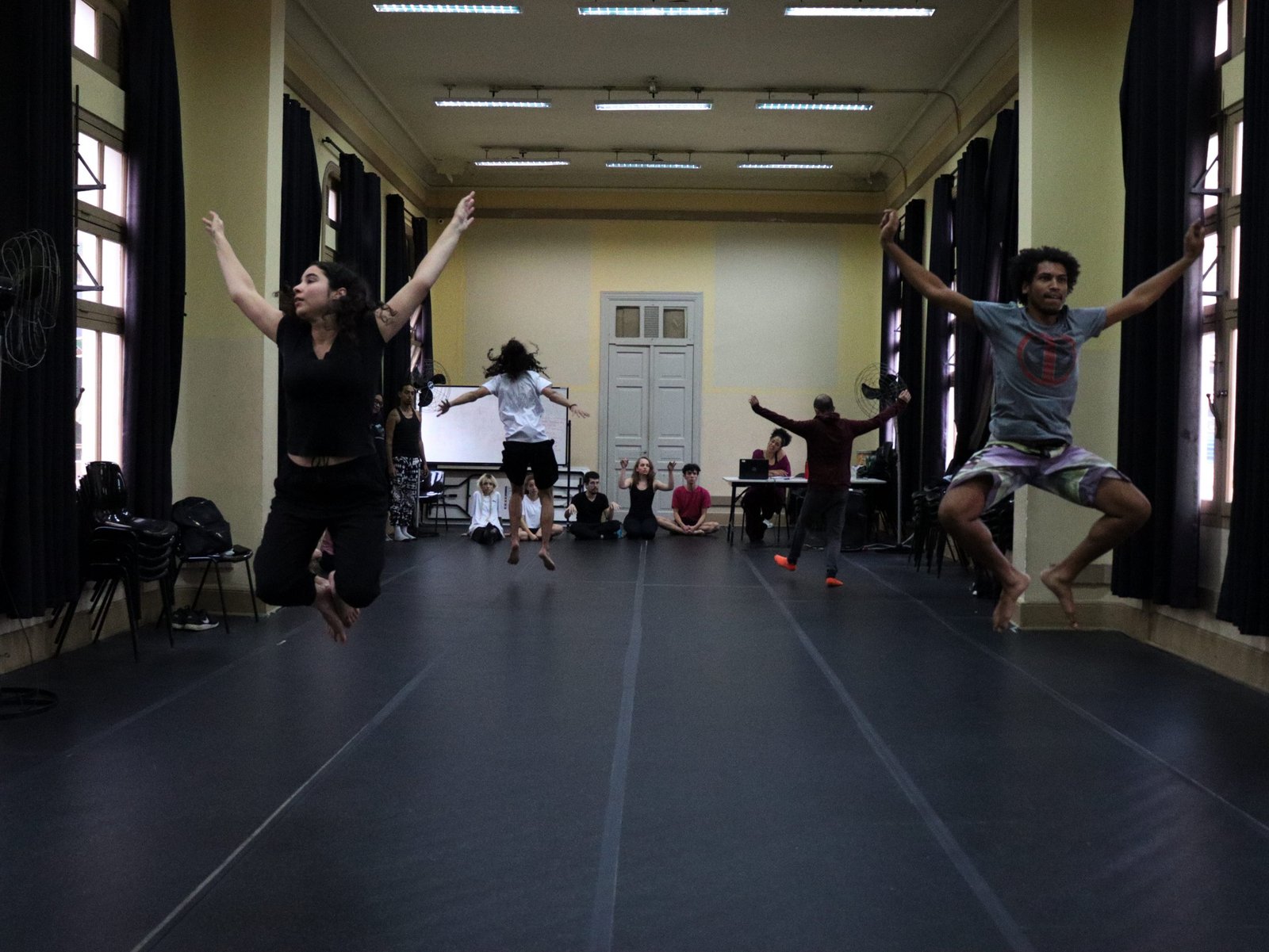 Foto colorida curso Consciência Corporal Através da Dança com Zuba Janaina.