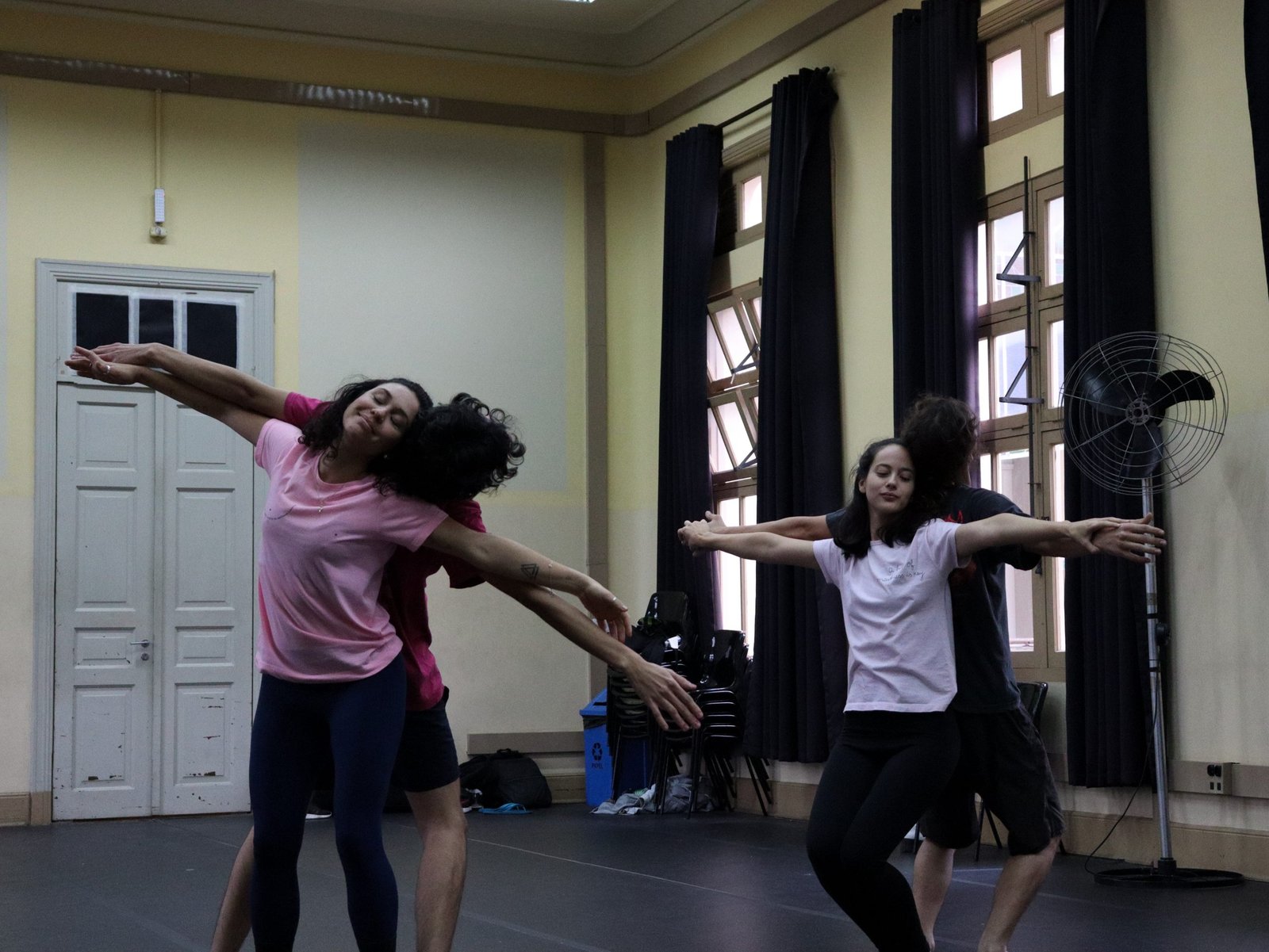 Foto colorida curso Consciência Corporal Através da Dança com Zuba Janaina.