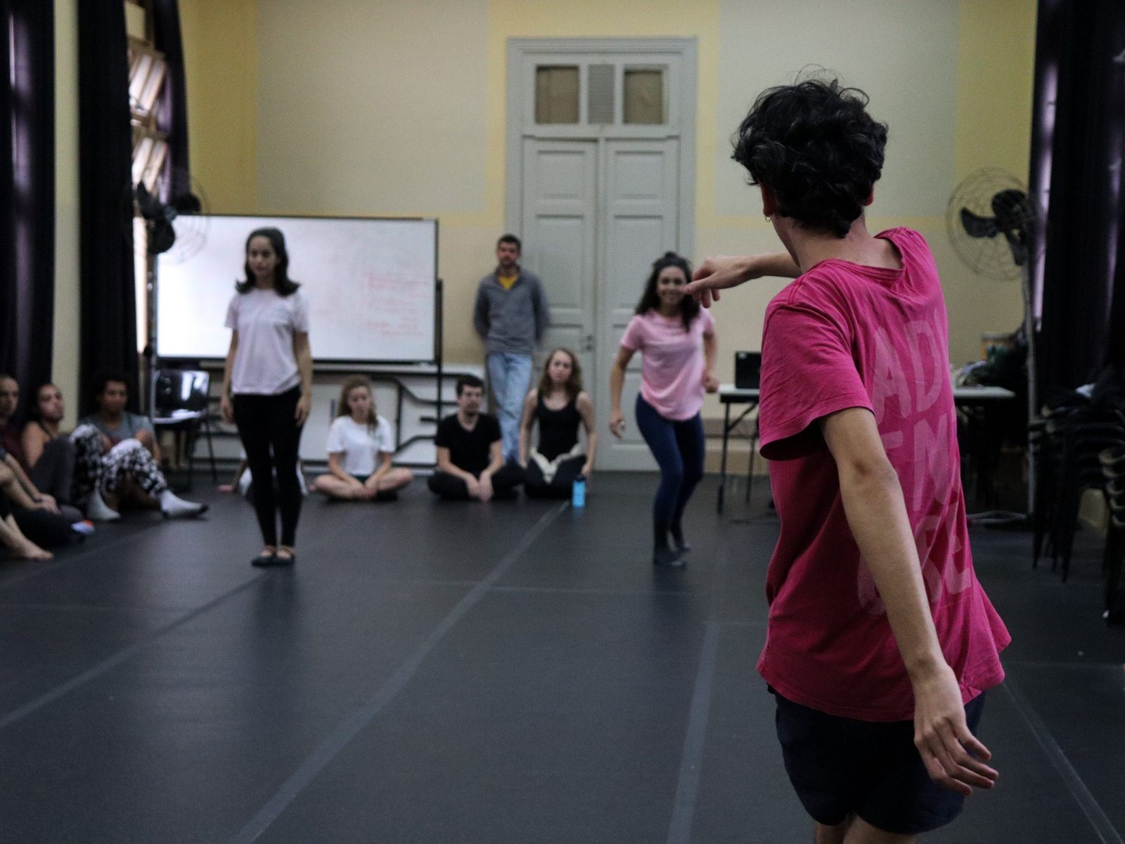 Foto colorida curso Consciência Corporal Através da Dança com Zuba Janaina.