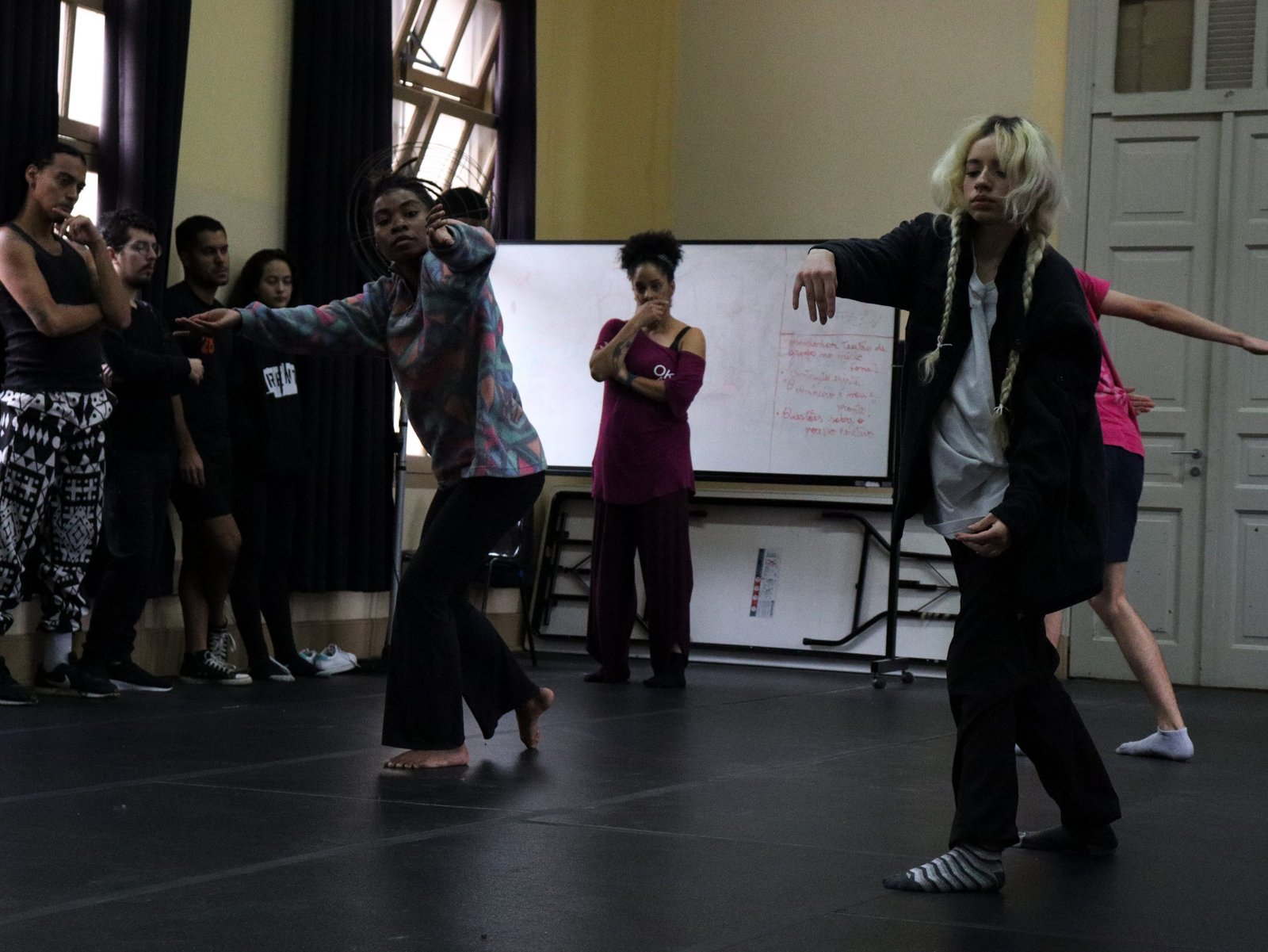 Foto colorida curso Consciência Corporal Através da Dança com Zuba Janaina.