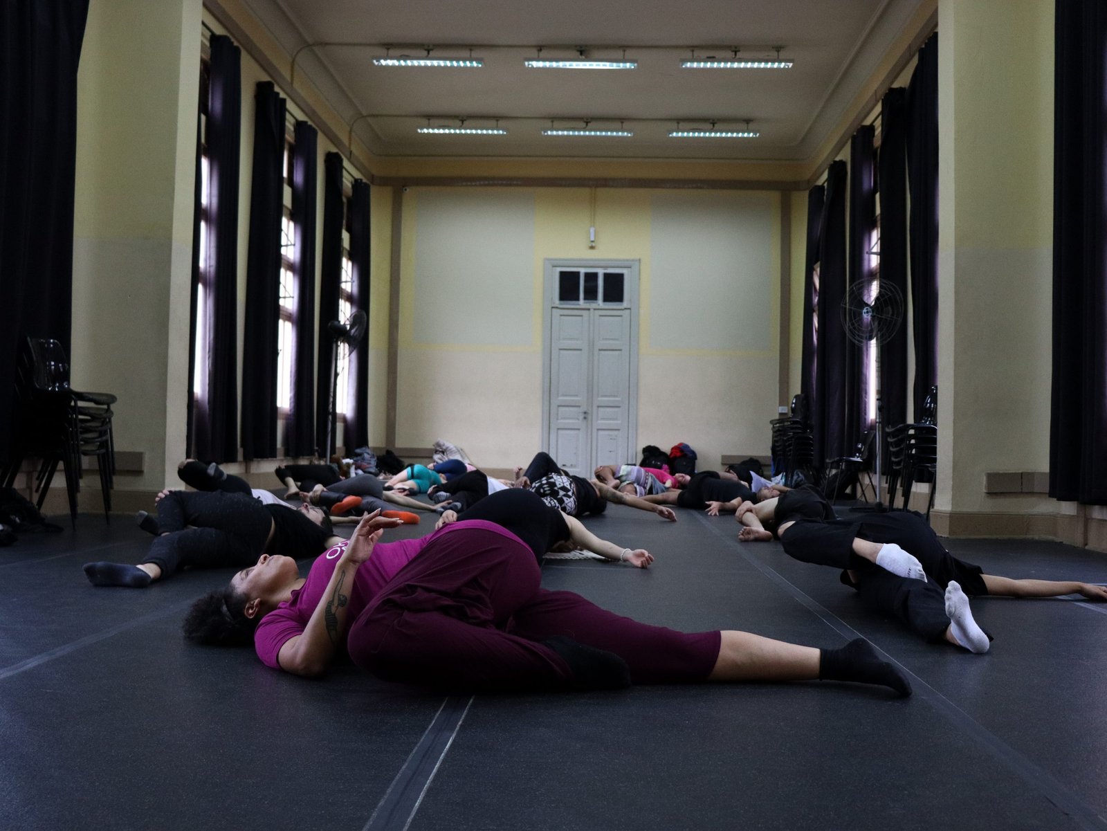 Foto colorida curso Consciência Corporal Através da Dança com Zuba Janaina.