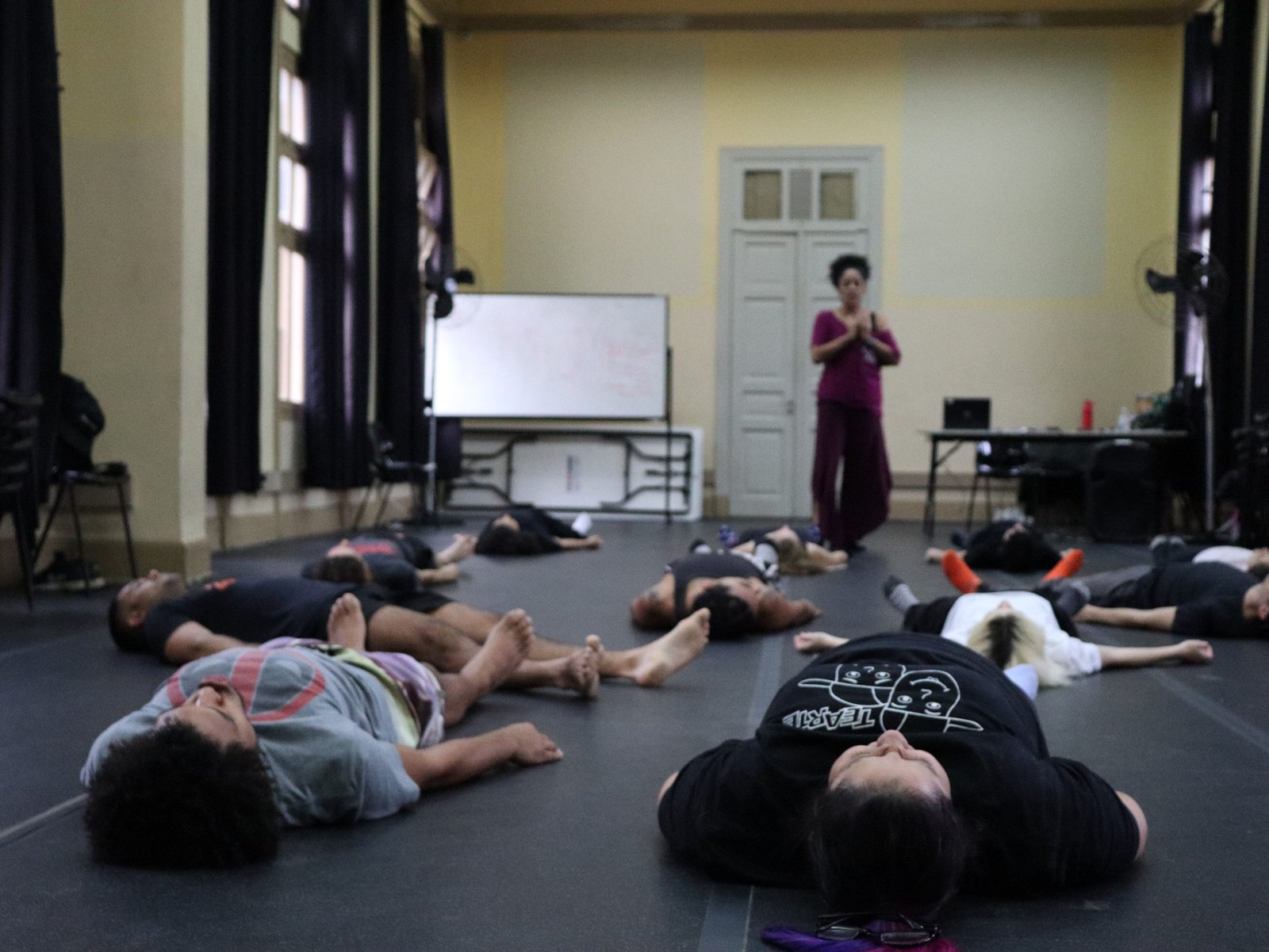 Foto colorida curso Consciência Corporal Através da Dança com Zuba Janaina.