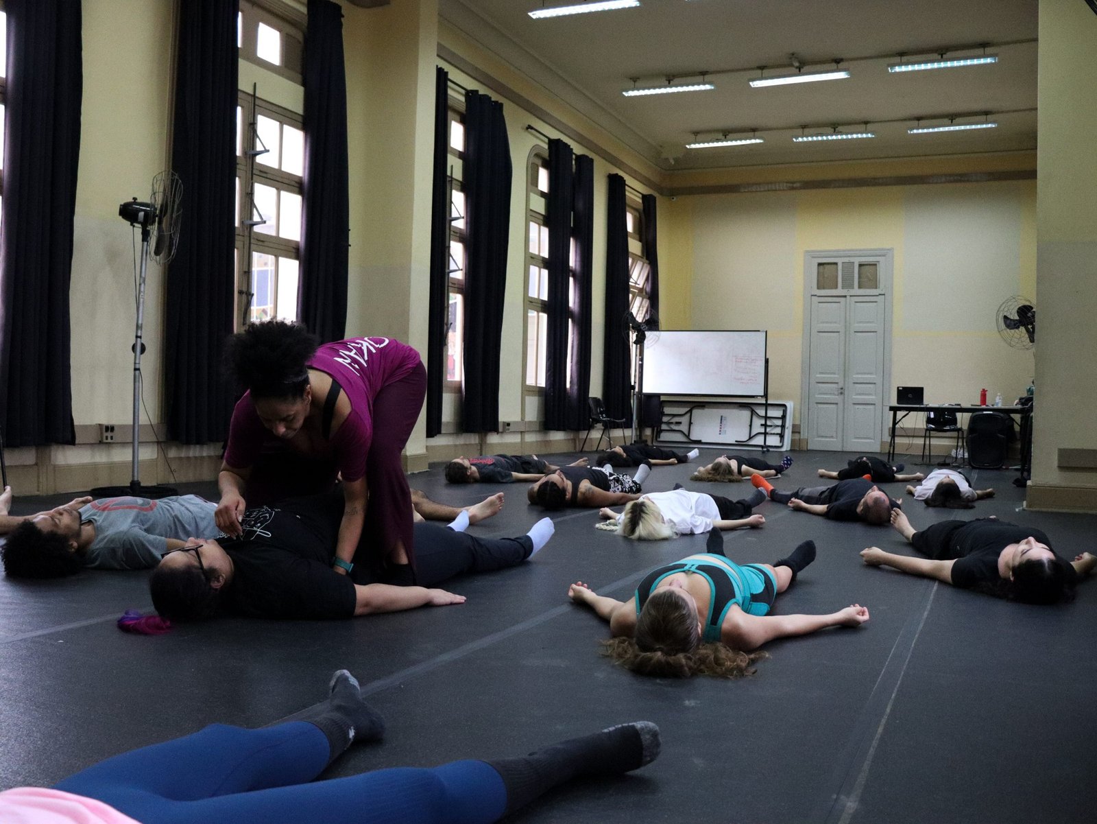 Foto colorida Curso Consciência Corporal Através da Dança com Zuba Janaina.