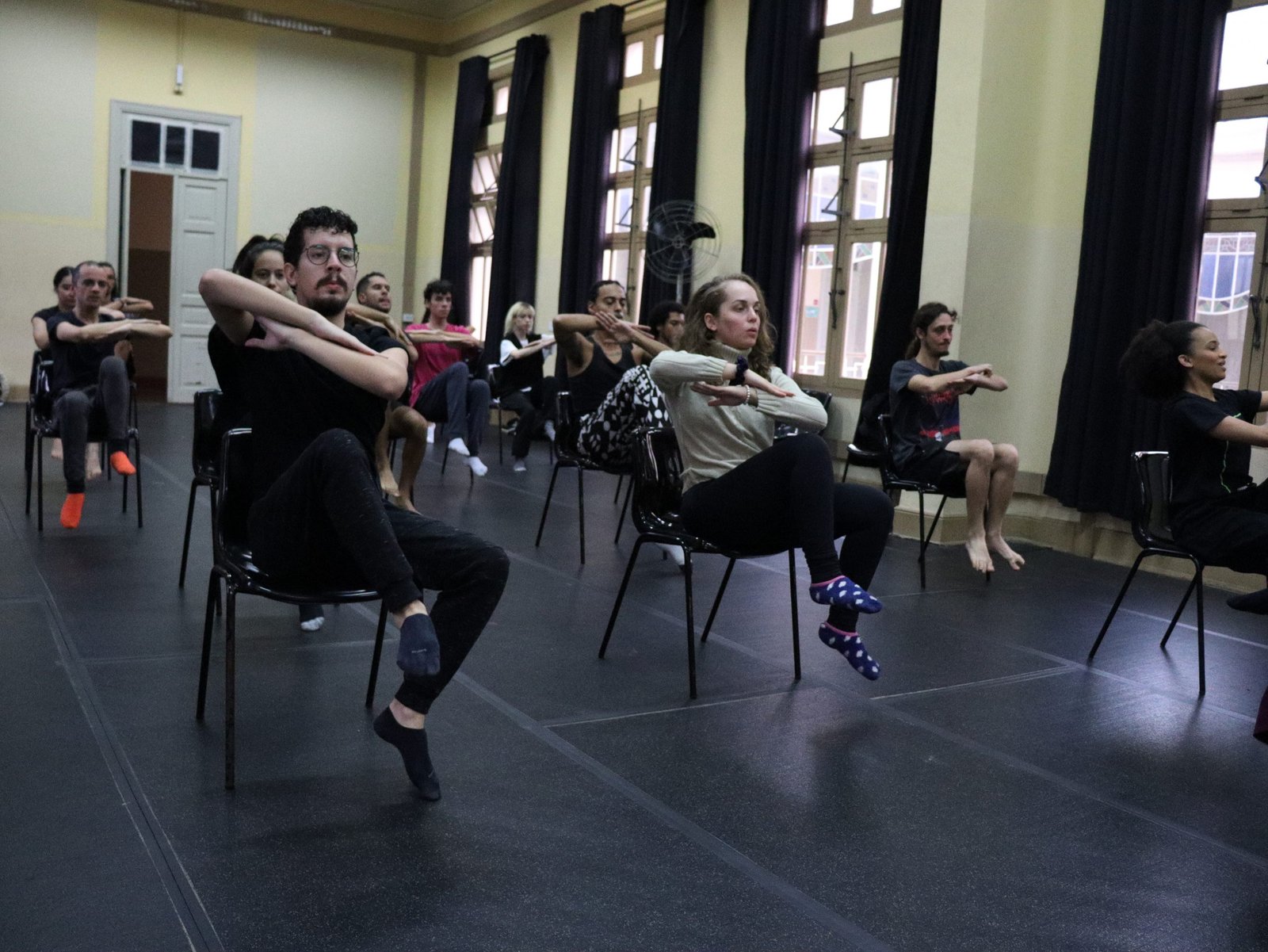 Foto colorida curso Consciência Corporal Através da Dança com Zuba Janaina.