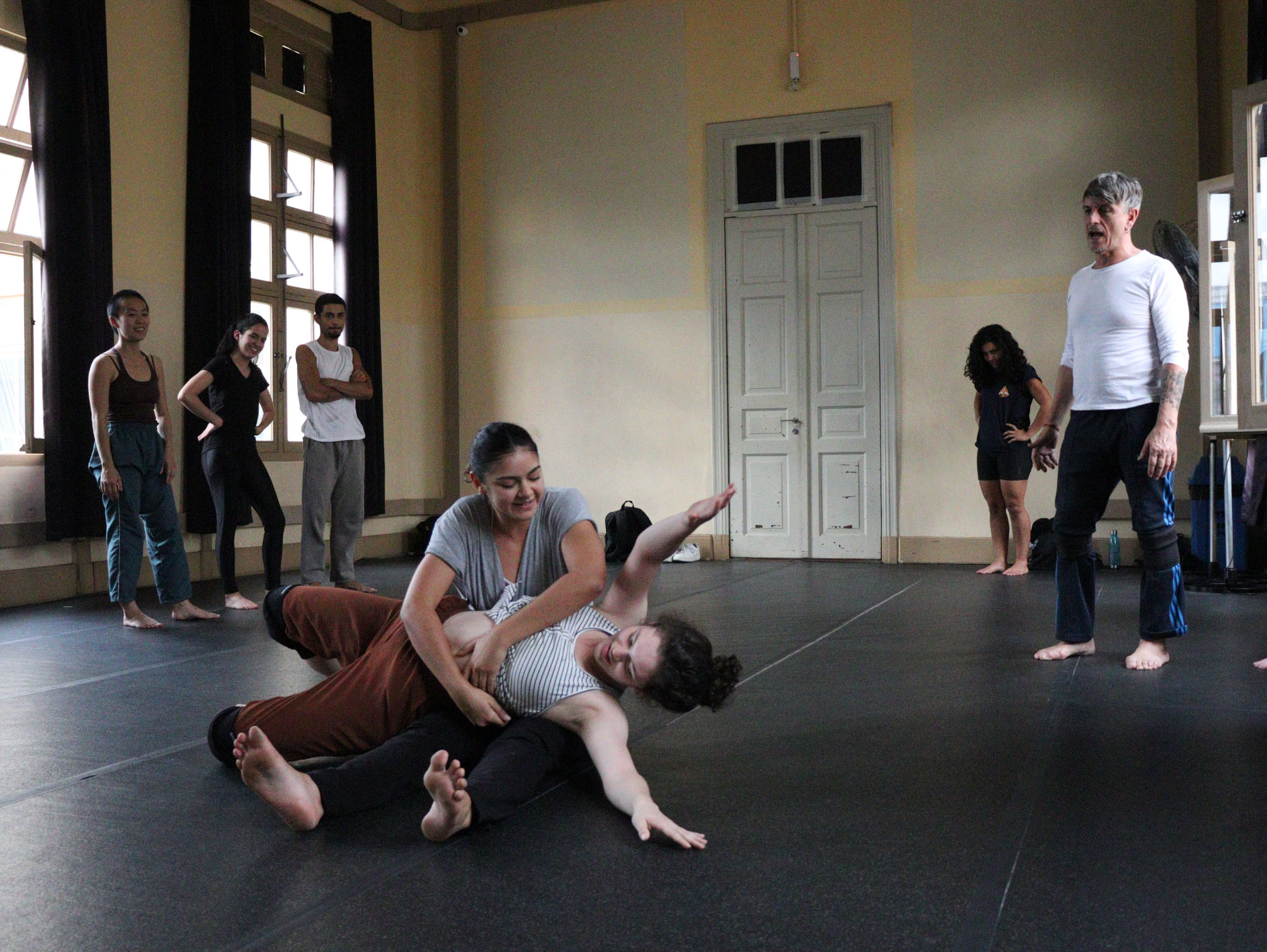 Foto colorida Curso de Dança Contemporânea – Corpolítico com docente Sandro Borelli. (11/08/2023).
