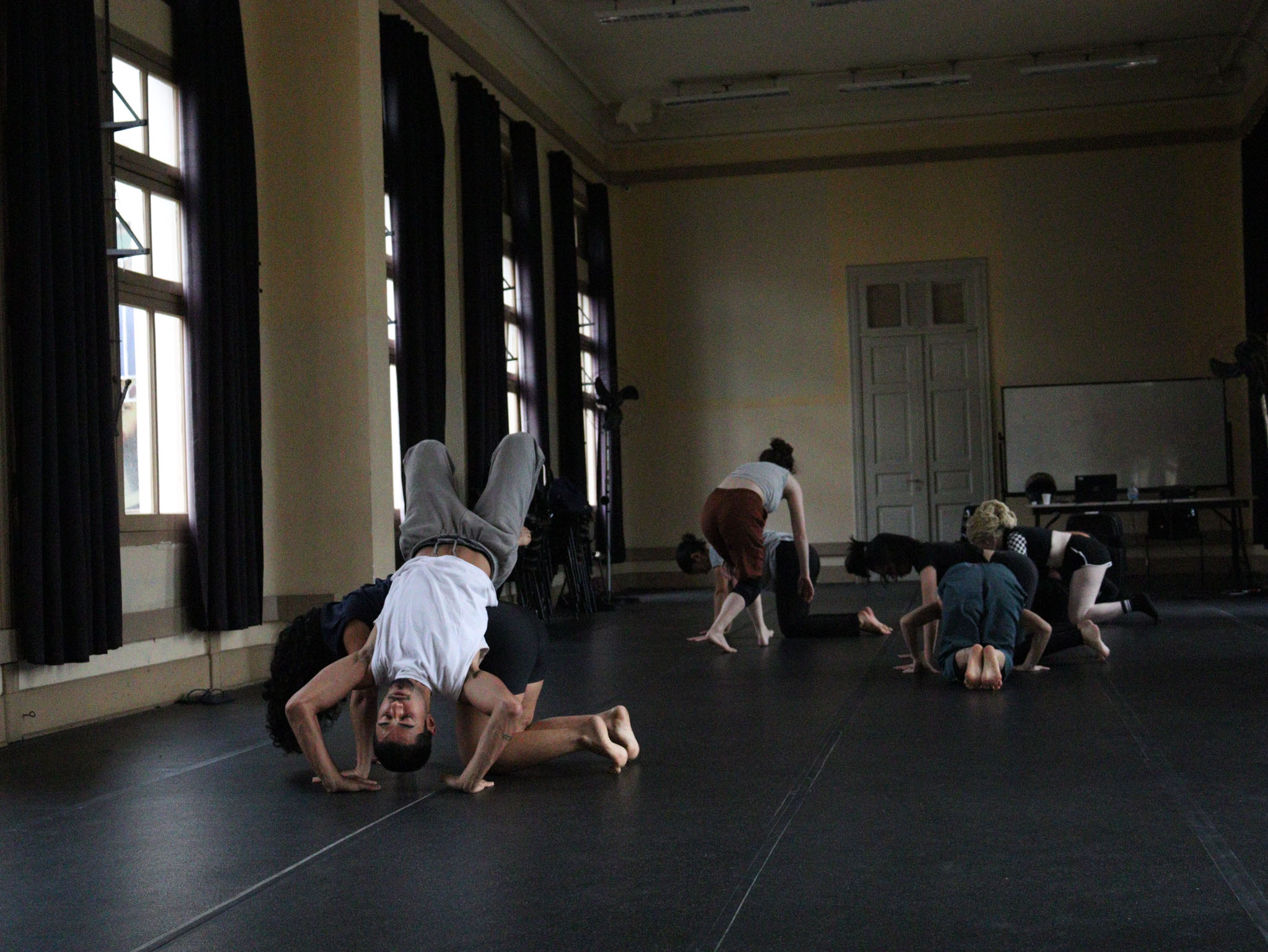 Foto colorida Curso de Dança Contemporânea – Corpolítico com docente Sandro Borelli. (11/08/2023).