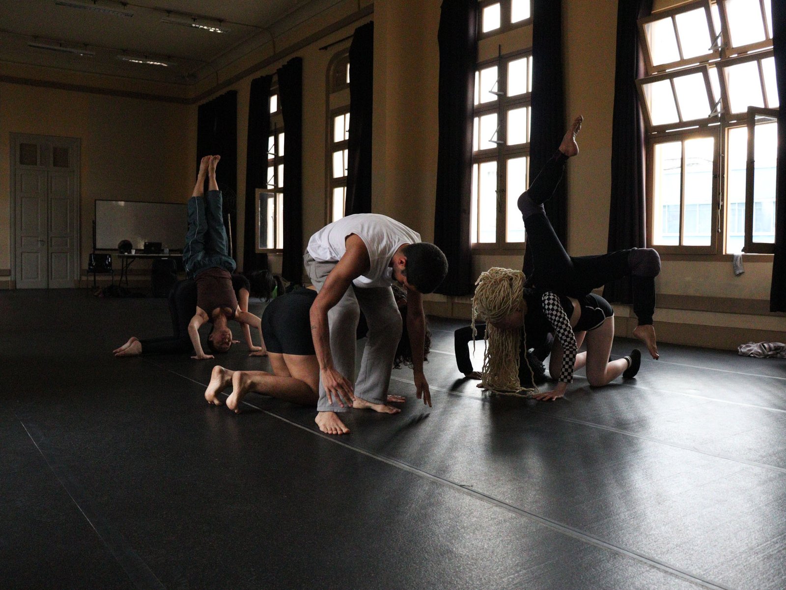 Foto colorida Curso de Dança Contemporânea – Corpolítico com docente Sandro Borelli. (11/08/2023).