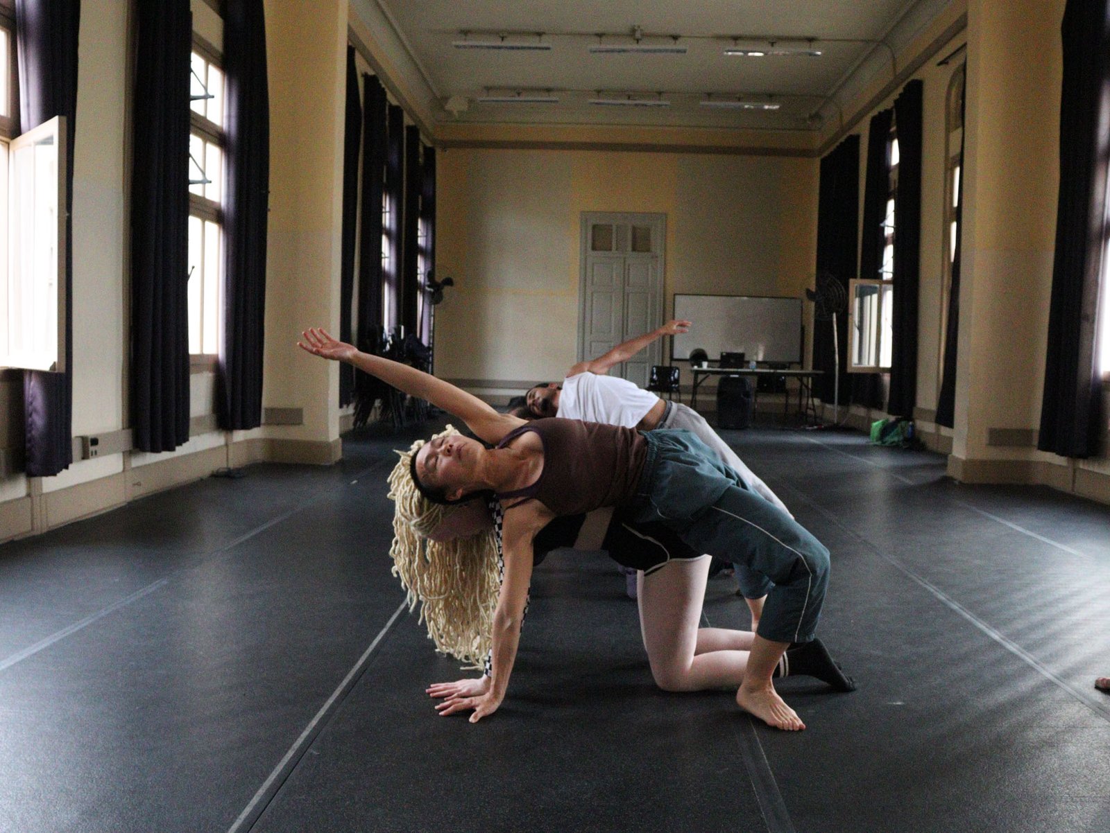 Foto colorida Curso de Dança Contemporânea – Corpolítico com docente Sandro Borelli. (11/08/2023).