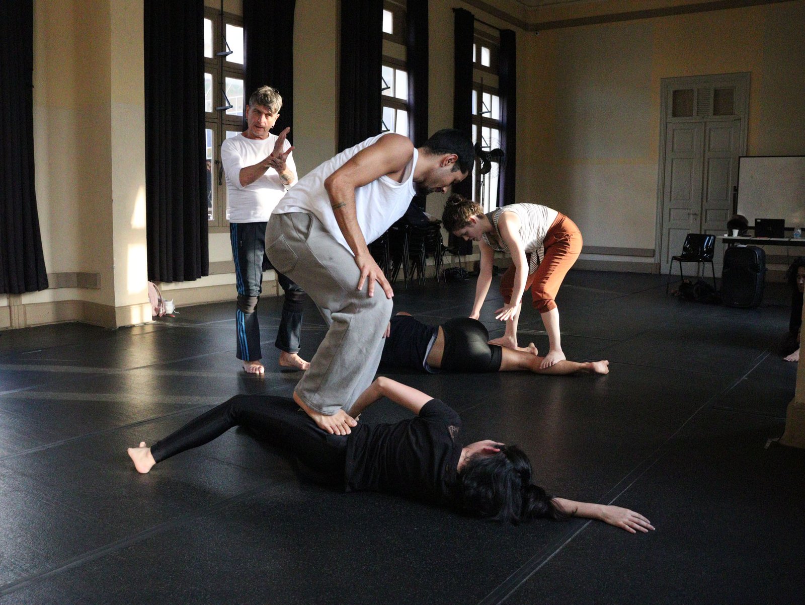 Foto colorida Curso de Dança Contemporânea – Corpolítico com docente Sandro Borelli. (11/08/2023).