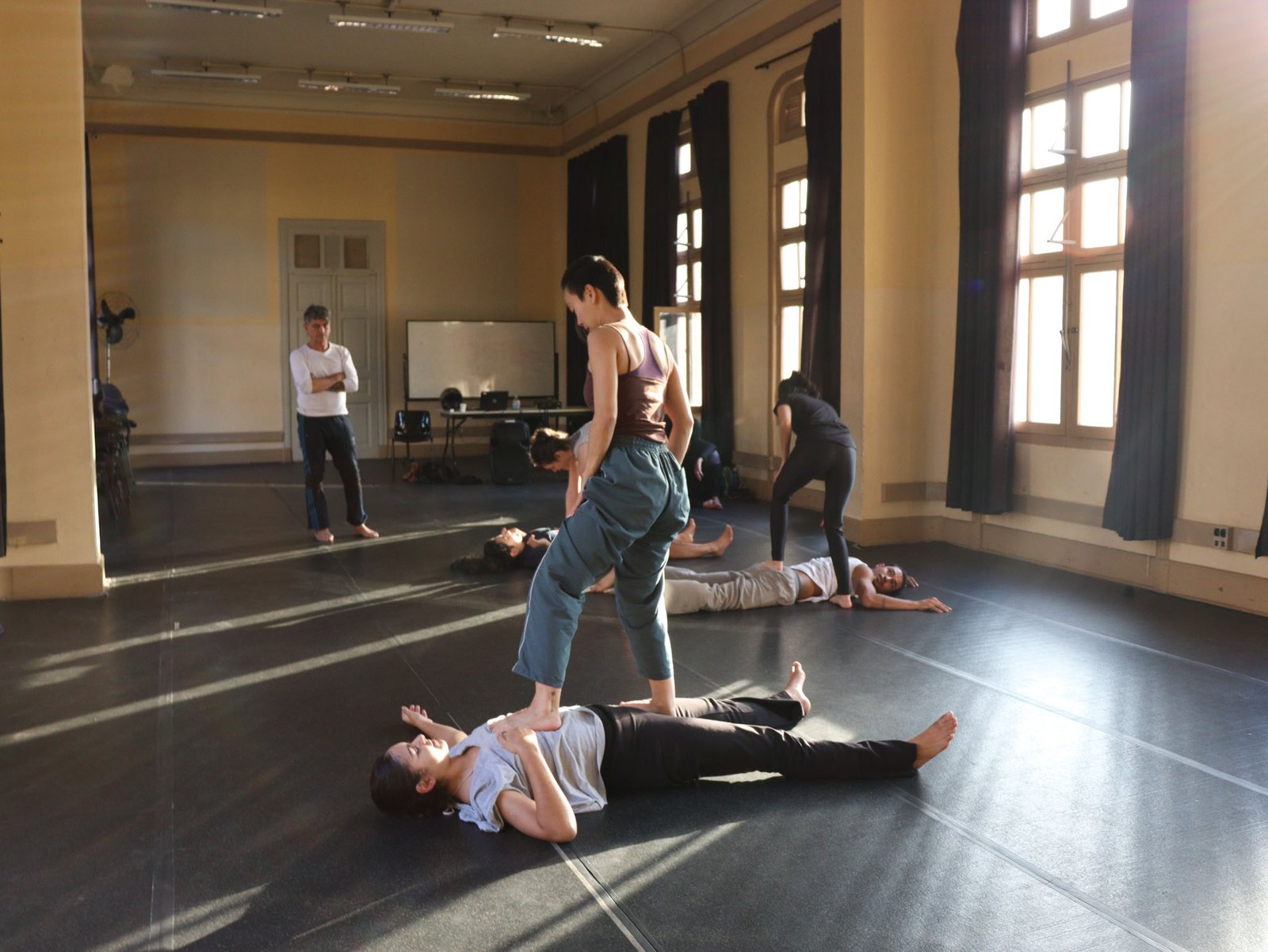 Foto colorida Curso de Dança Contemporânea – Corpolítico com docente Sandro Borelli. (11/08/2023).