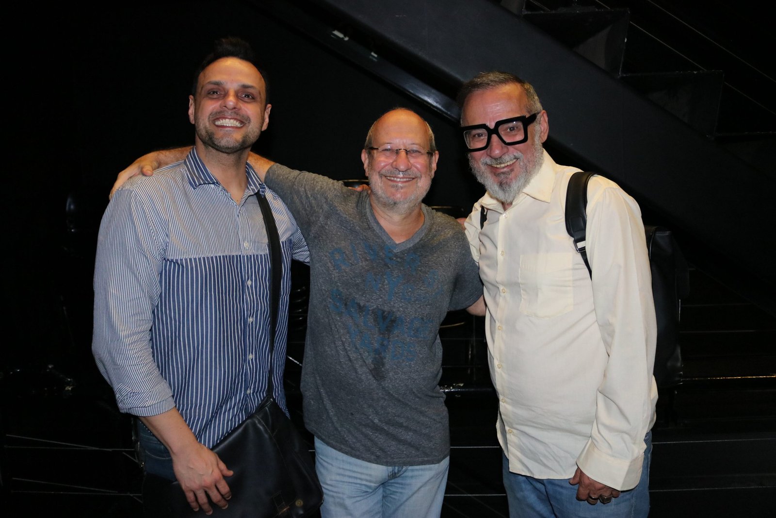 Mauricio Antonio Ribeiro Lopes (centro), conselheiro da ADAAP, ao lado de Tato Consorti e Ivam Cabral, na SP Escola de Teatro (2023).