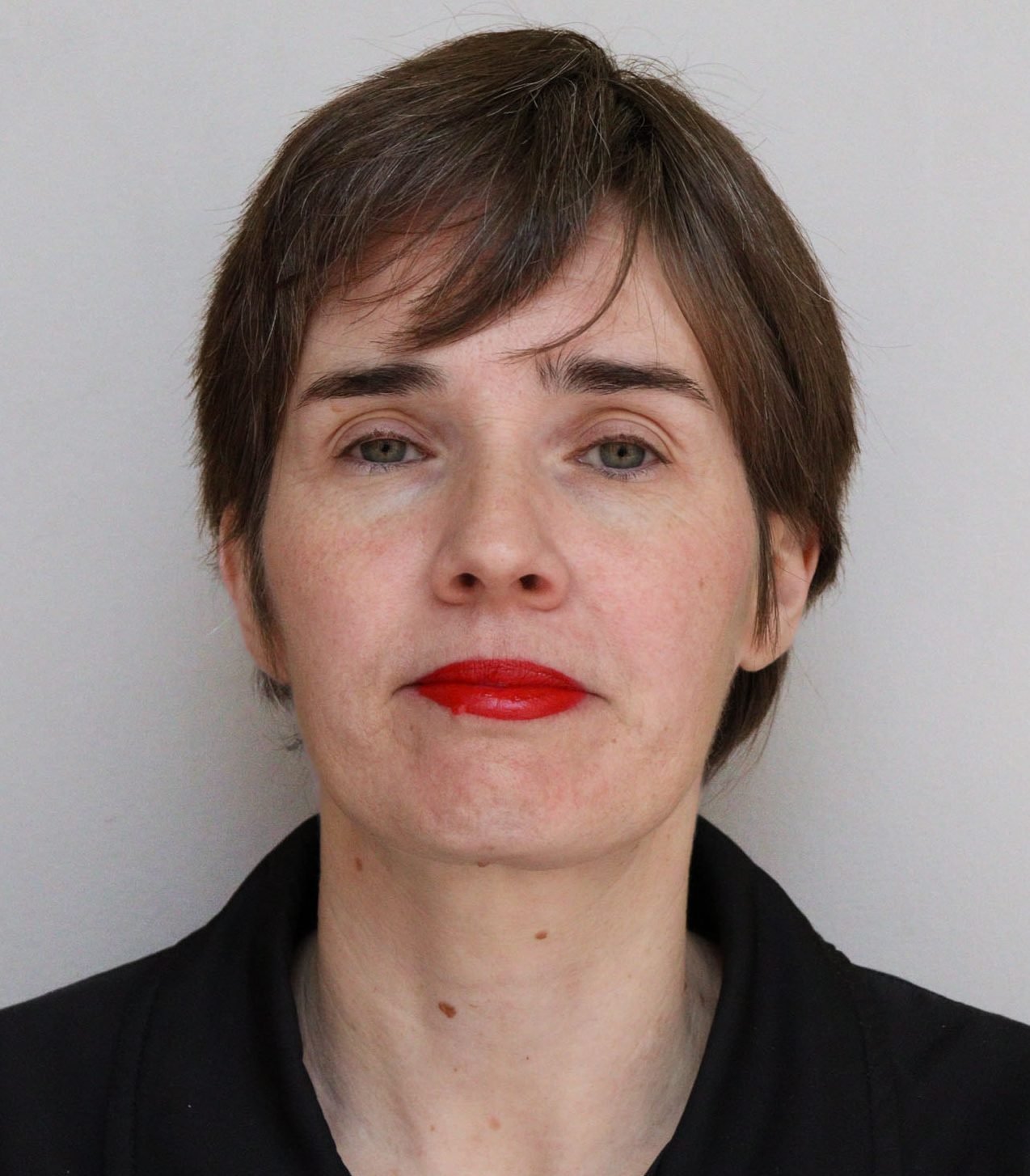 Foto colorida de perfil Viviane Ramos, docente de técnicas de palco.