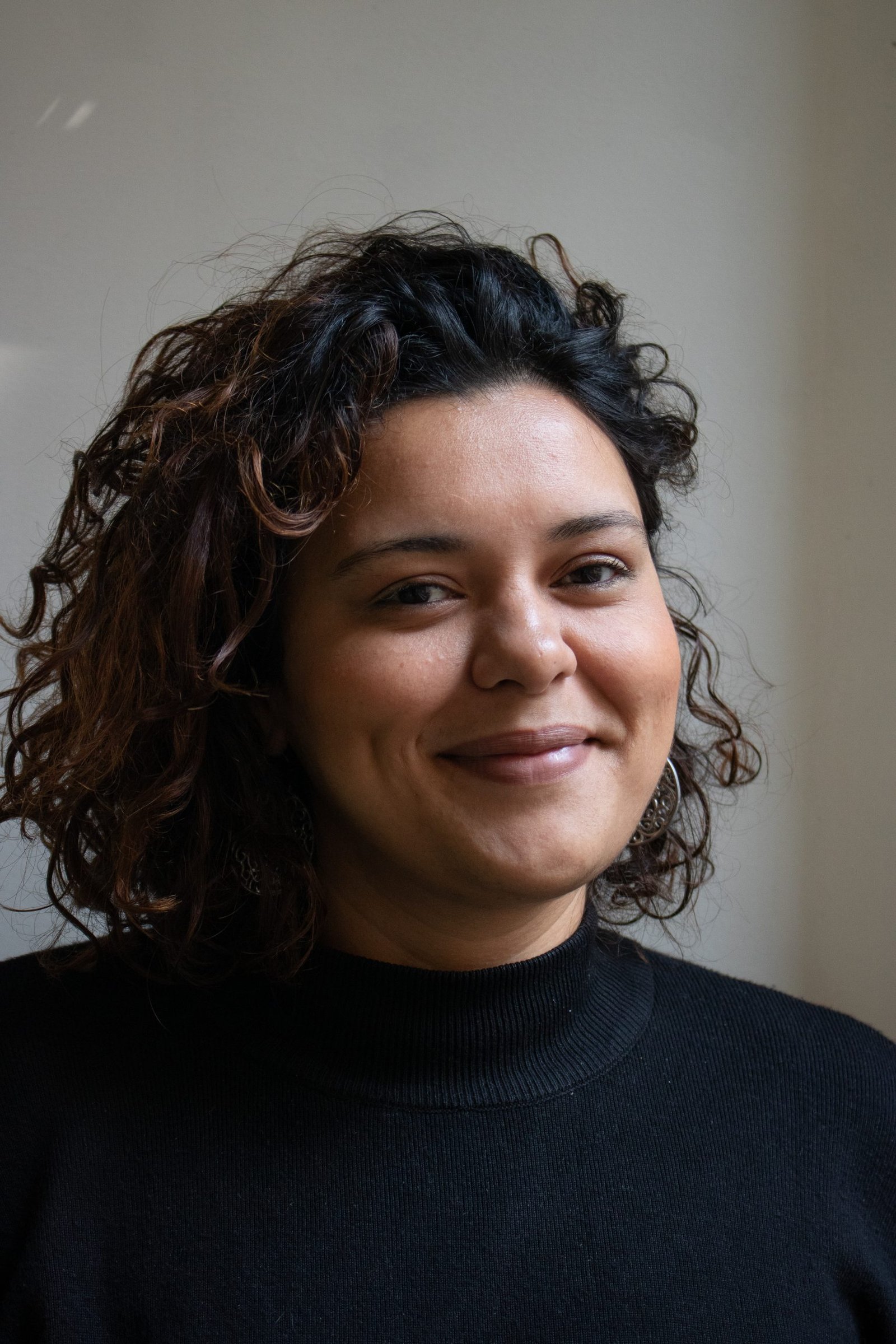 Foto colorida de perfil Bruna Menezes, docente de dramaturgia.