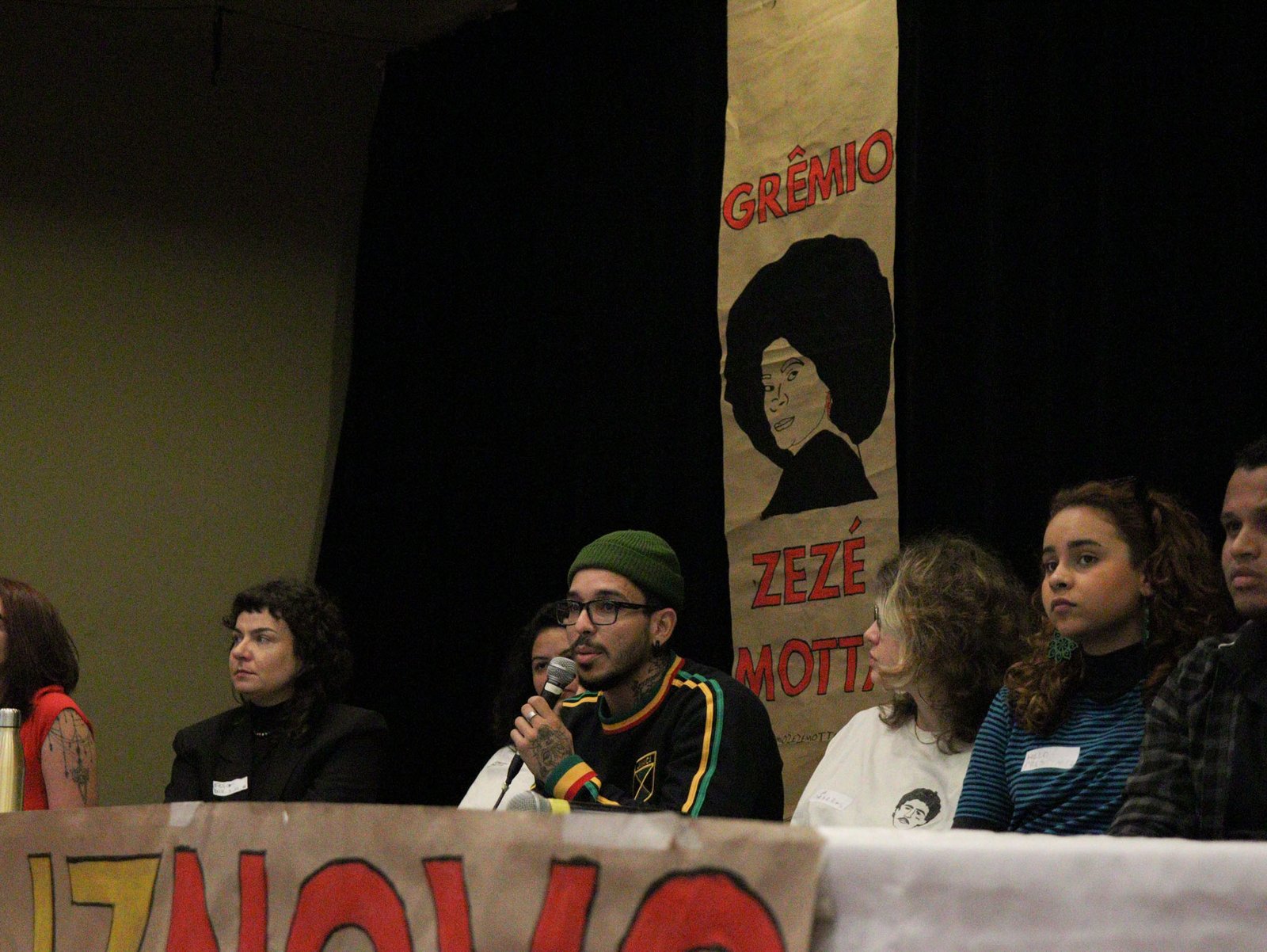 João Martins, do Programa Oportunidades da SP Escola de Teatro, fala durante a posse do Grêmio Estudantil Zezé Motta (14/08/2023).