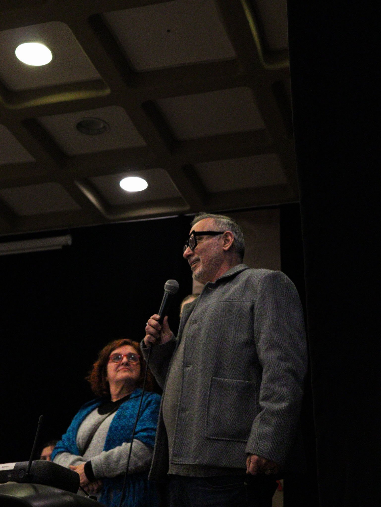 Ivam Cabral, diretor da SP Escola de Teatro, na posse do Grêmio Estudantil Zezé Motta, fala aos presentes. (14/08/2023).