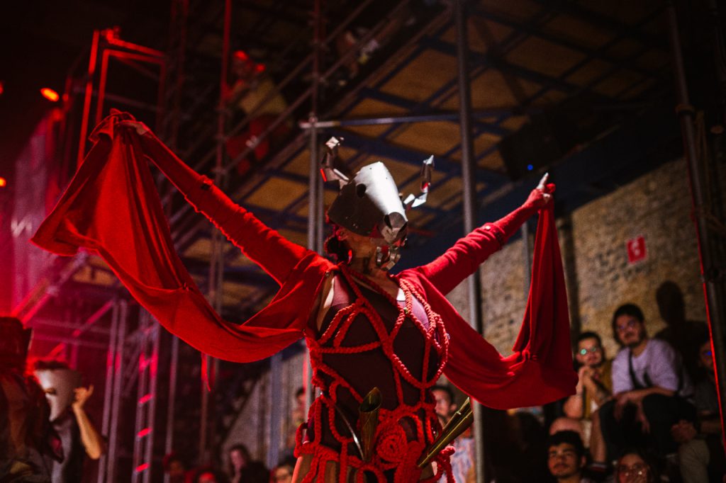 Cena de "O Bailado do Deus Morto": peça no Teatro Oficina abre Festival Satyrianas 2023. 