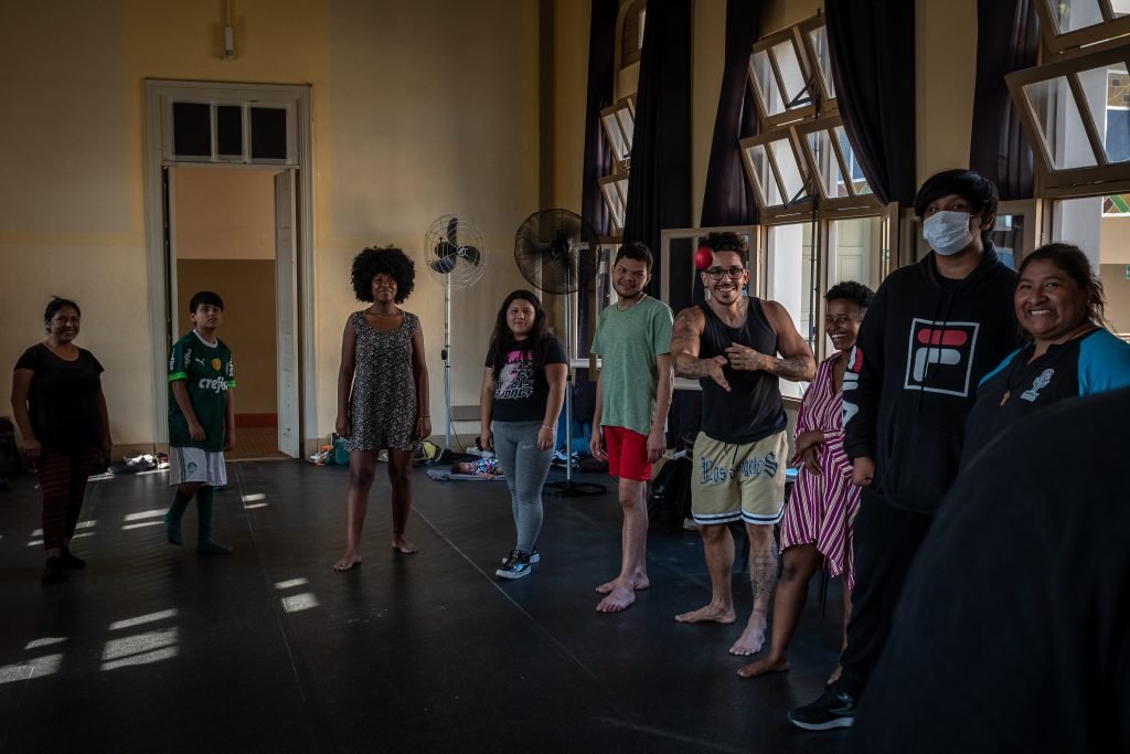 Fotografia Colorida Oficina com Imigrantes na Unidade Brás