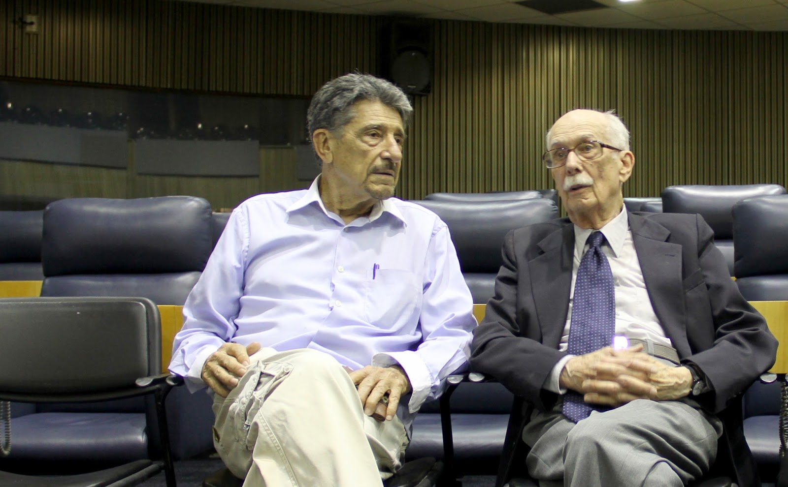 César Vieira ao lado de Antonio Candido: Vieira morreu aos 92 anos, deixando um grande legado ao teatro.