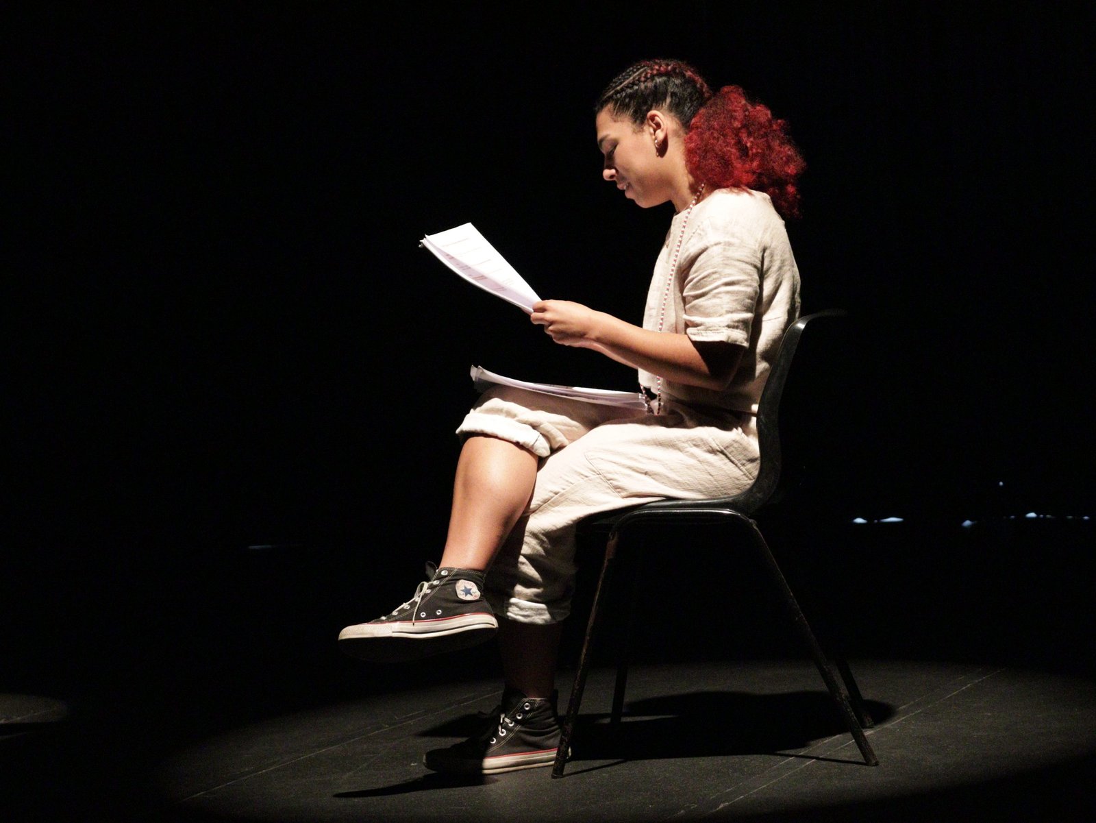 Charles Dalan e Gabrielly Pinheiro em "Verdades e Inverdades", leitura dramática na SP Escola de Teatro, durante as Satyrianas 2023.