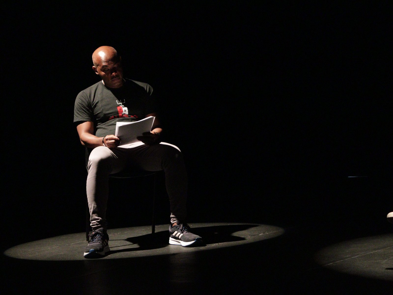 Charles Dalan e Gabrielly Pinheiro em "Verdades e Inverdades", leitura dramática na SP Escola de Teatro, durante as Satyrianas 2023.