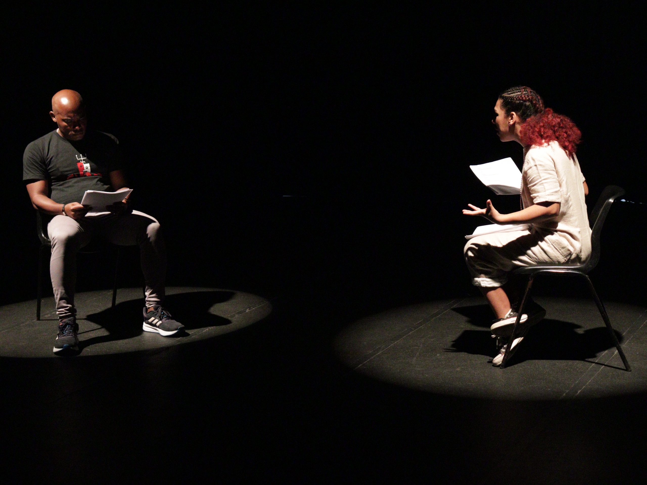 Charles Dalan e Gabrielly Pinheiro em "Verdades e Inverdades", leitura dramática na SP Escola de Teatro, durante as Satyrianas 2023.