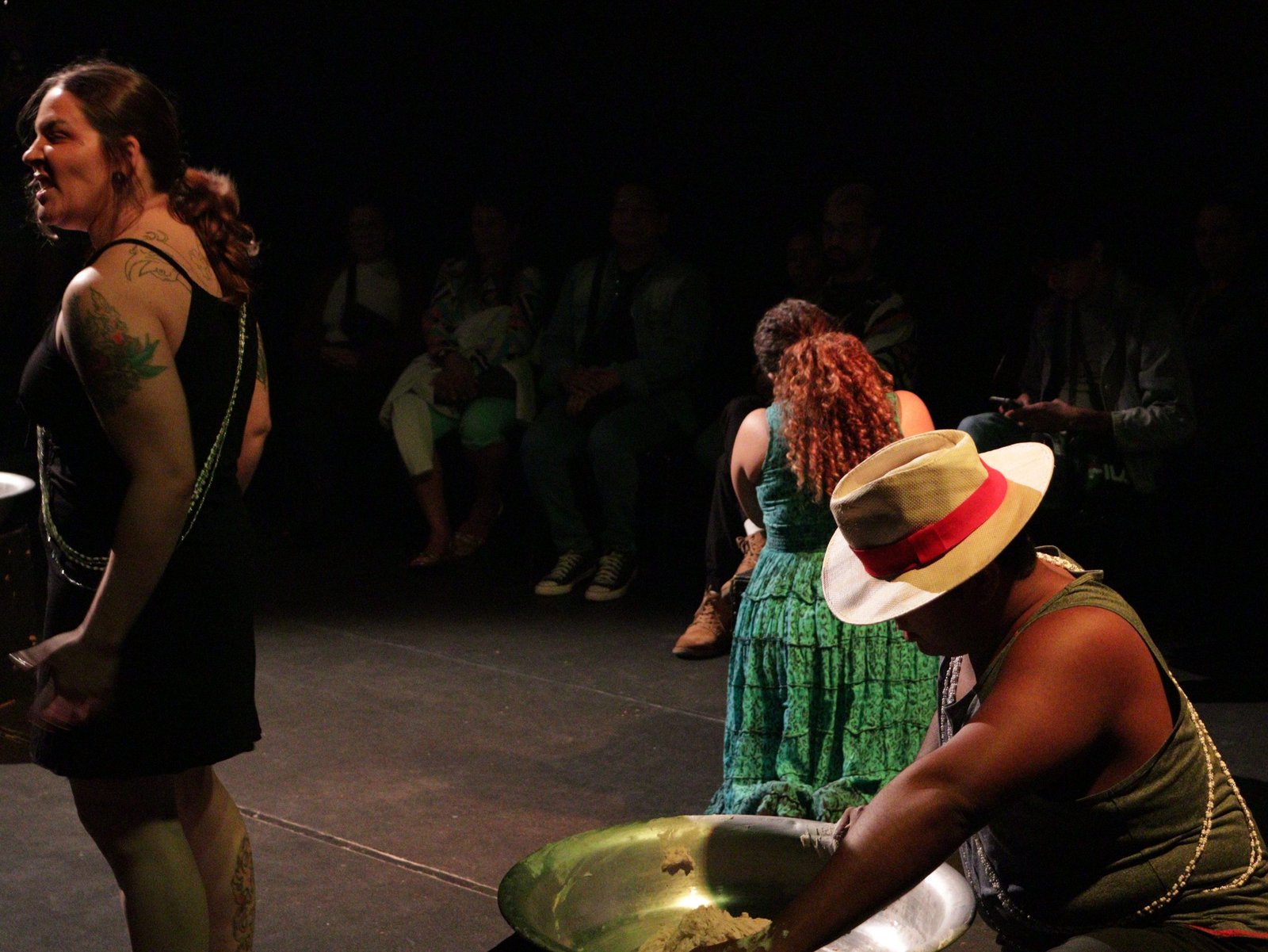 Cena de "Complexo Metade Cheio", durante as Satyrianas 2023: apresentação de estudantes da MT Escola de Teatro. 