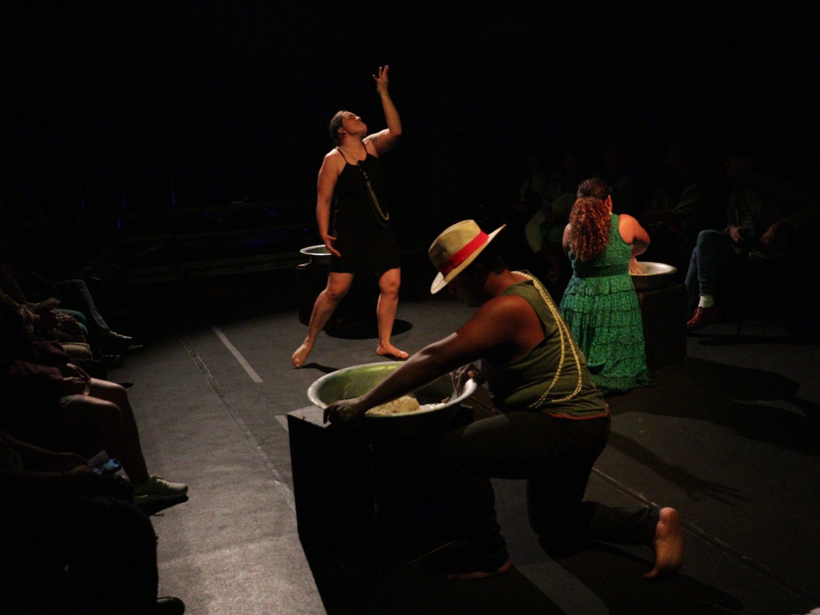 Cena de "Complexo Metade Cheio", durante as Satyrianas 2023: apresentação de estudantes da MT Escola de Teatro. 