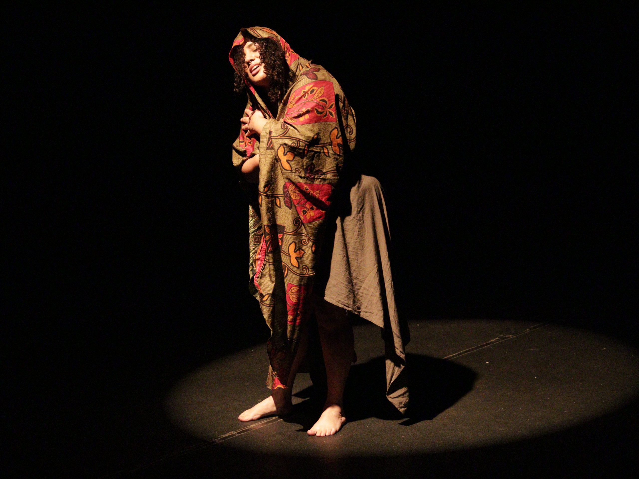 Shirlei Souza apresenta "EI MANINHA!", performance durante as Satyrianas 2023.