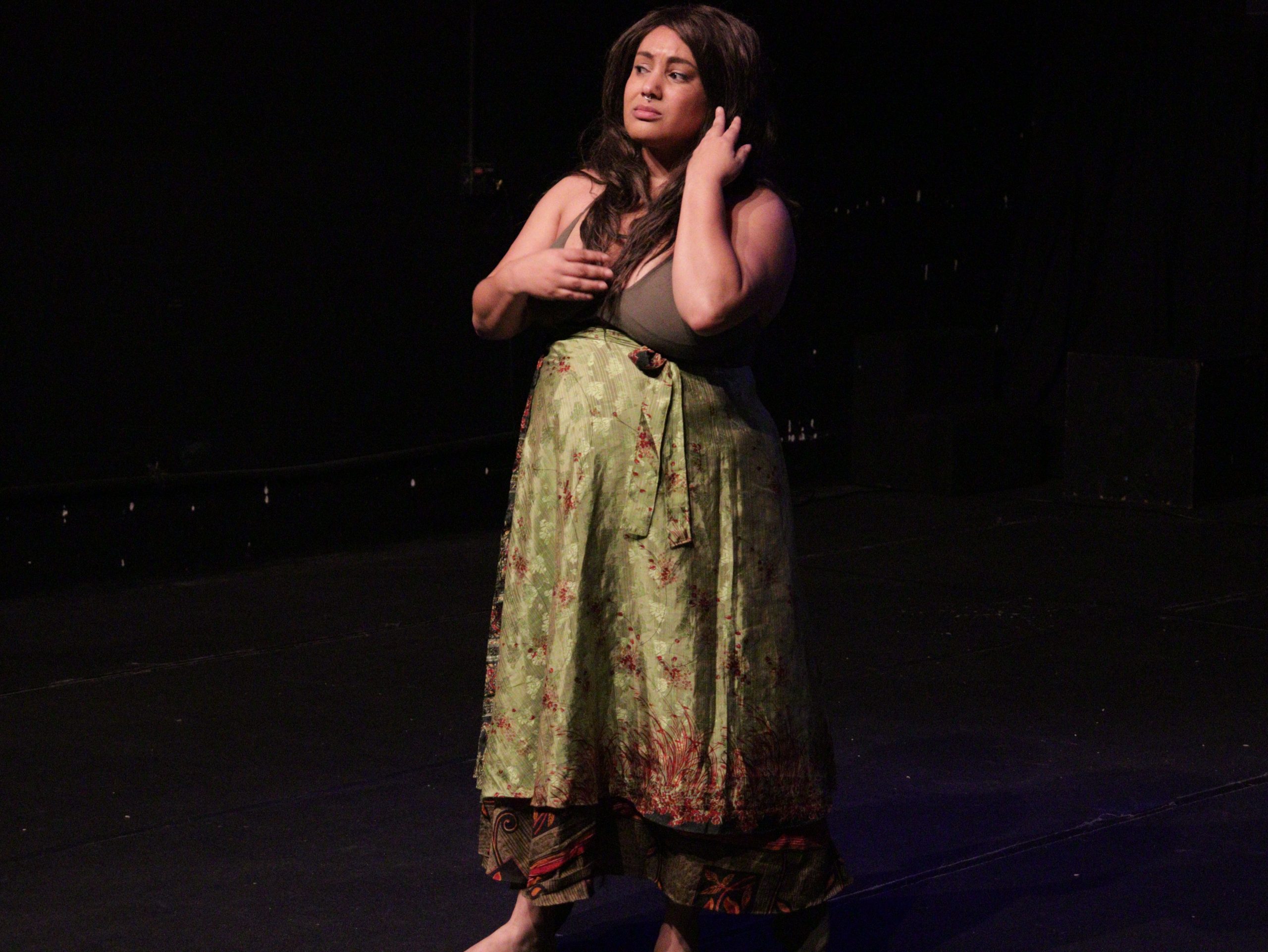 Shirlei Souza apresenta "EI MANINHA!", performance durante as Satyrianas 2023. 