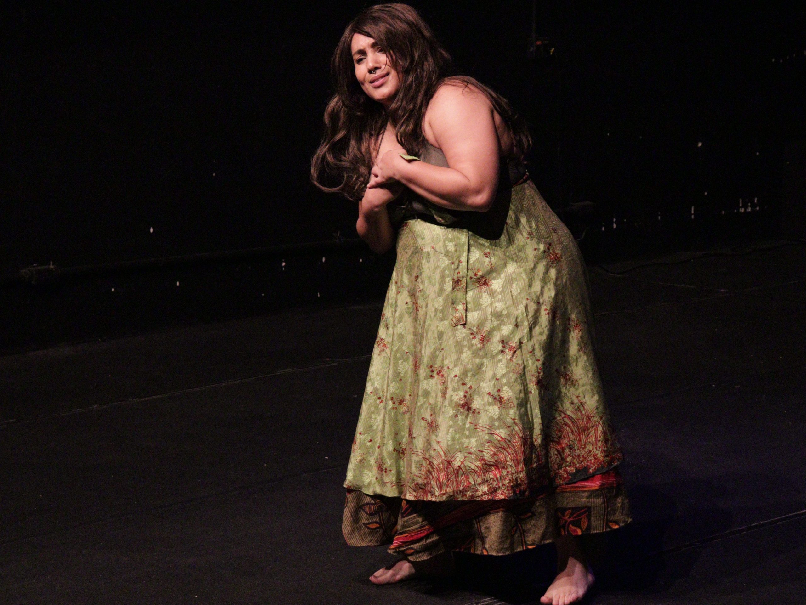 Shirlei Souza apresenta "EI MANINHA!", performance durante as Satyrianas 2023. 