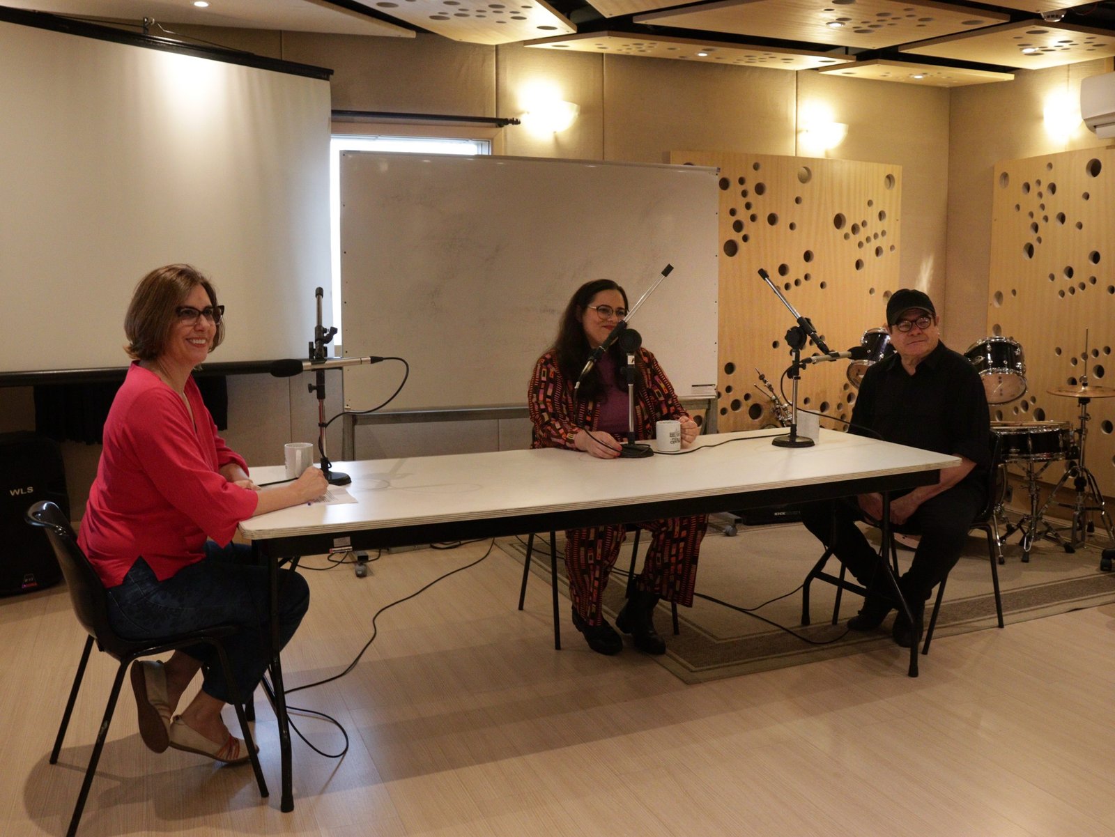 Fotografia Colorida Gravação do podcast "A vida no Centro - Hackeando a Cidade" com Denize Bacoccina, Lorenna Montenegro, Guilherme Marback