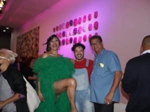 Fotografia Colorida Marcia Dailyn e Thiago Mendonça no lançamento do livro "Teatro de Grupo em Tempos de Ressignificação" na Roosevelt