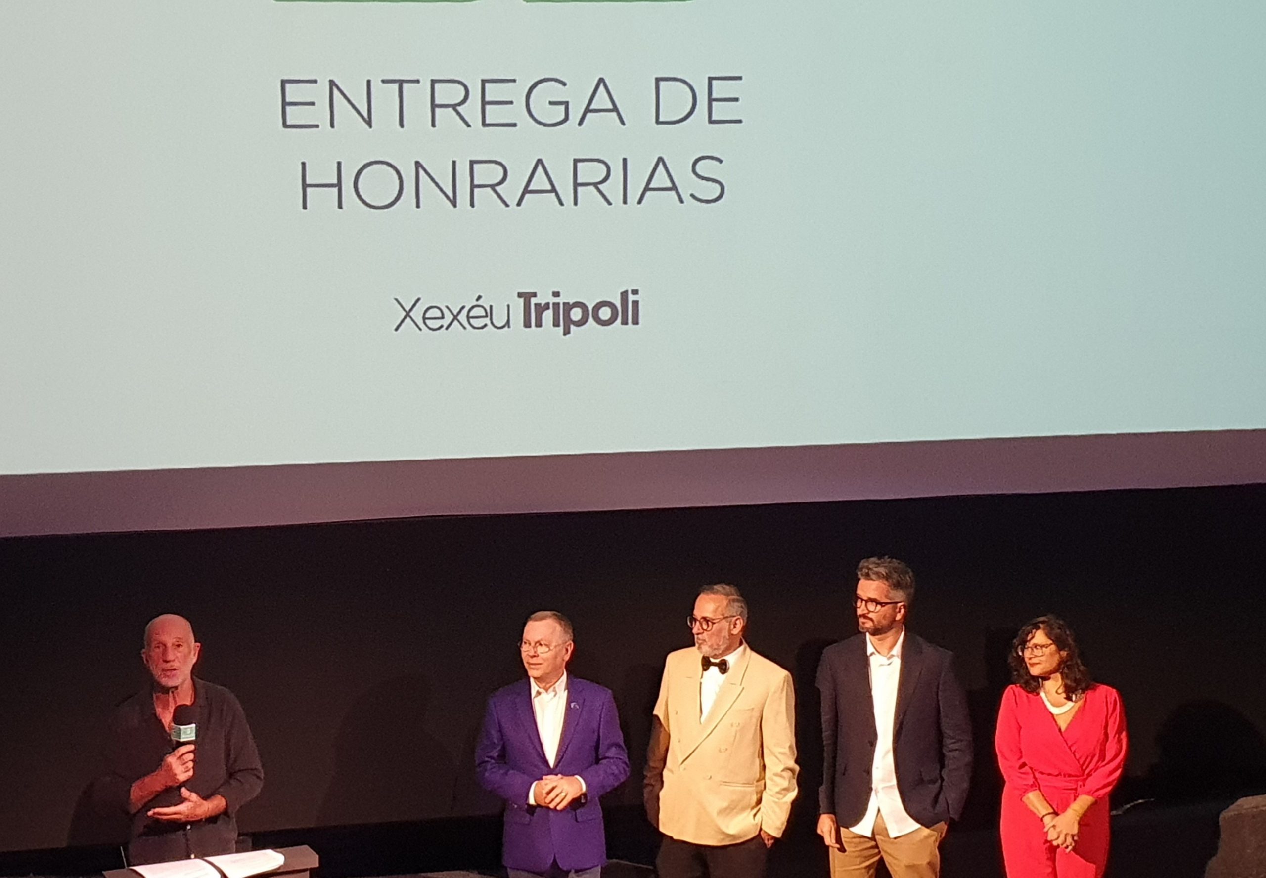 Ivam Cabral, da ADAAP, recebe homenagem de Xexéu Tripoli ao lado dos outros homenageados da noite, o Oceana Brasil e Luan Cardoso.