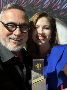 Ivam Cabral e Elen Londero com o Prêmio Arcanjo: categoria Especial premiou livro do Selo Lucias.