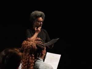 Fotografia Colorida do estudante Edson Duvay no primeiro dia do "Cena Única", mostra de dramaturgias autorais, com o texto "Reflexo" na Roosevelt