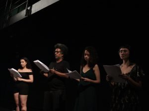 Fotografia Colorida Leitura do texto "A sujeira dos cantos" de Ana Bastos no primeiro dia do "Cena Única", mostra de dramaturgias autorais, na Roosevelt