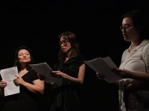 Fotografia Colorida da Leitura do texto "Desaguar" de Lidi Seabra no primeiro dia do "Cena Única", mostra de dramaturgias autorais, na Roosevelt