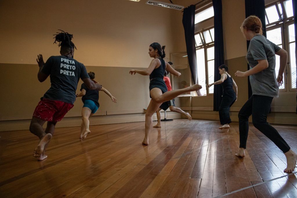 Fotografia colorida de Curso "Do circo a capoeira, um fazer brasileiro" com Rafael Oliveira