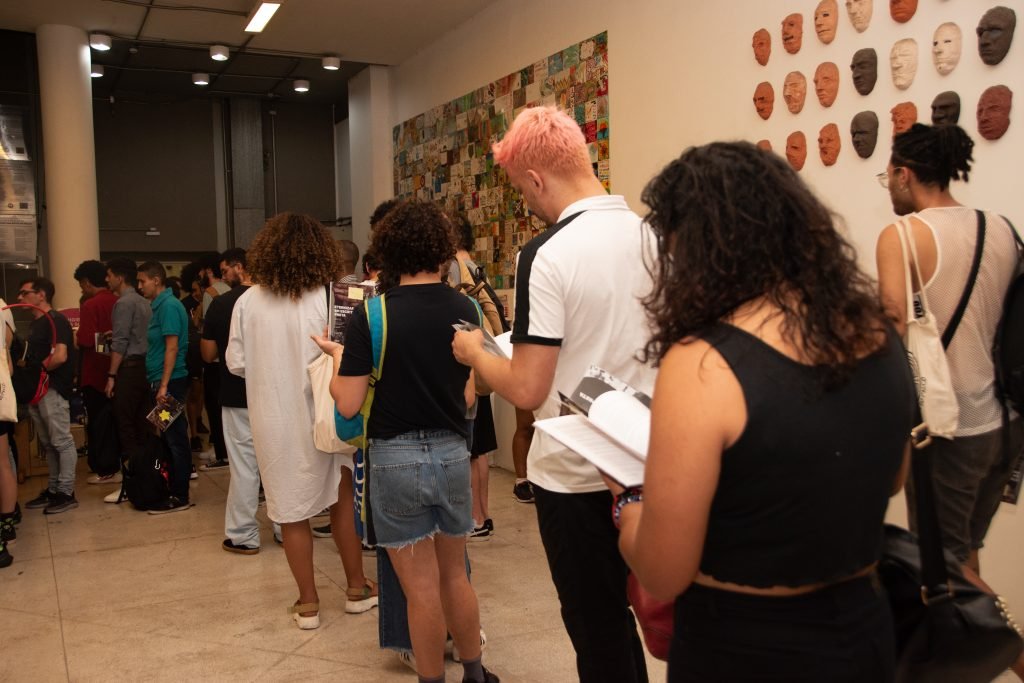 Fotografia Colorida de Lançamento do livro “Eternizar em Escrita Preta”