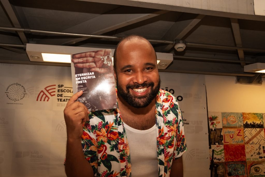 Fotografia Colorida de Miguel Arcanjo no lançamento do livro “Eternizar em Escrita Preta”