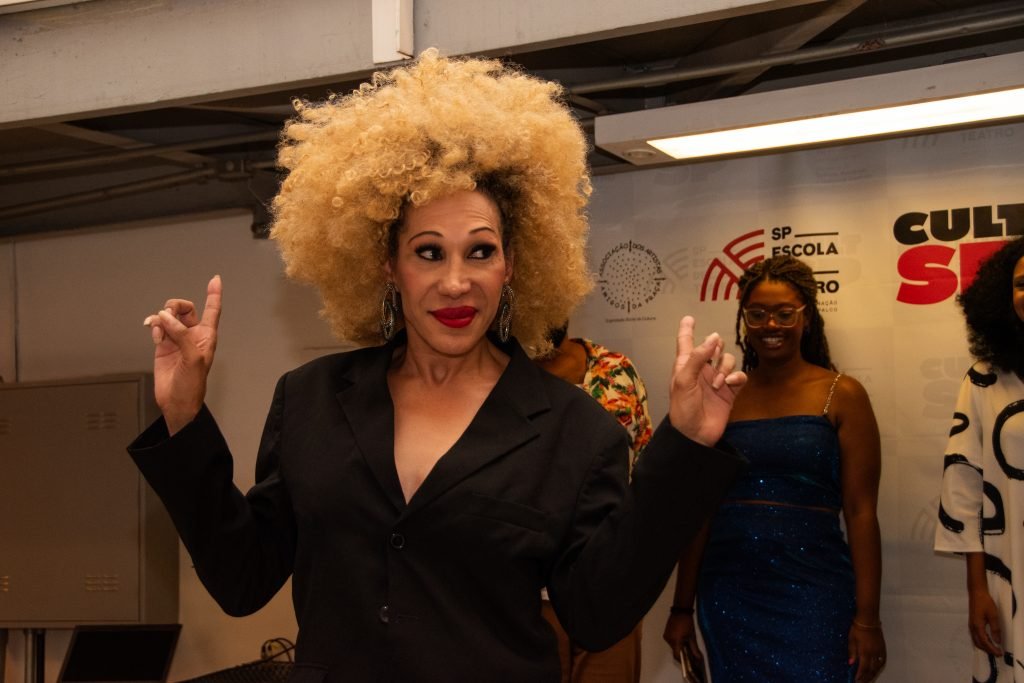 Fotografia Colorida Marcia Dailyn no lançamento do livro “Eternizar em Escrita Preta”