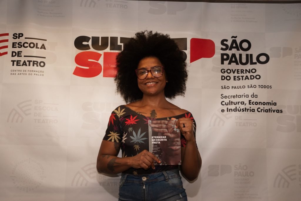 Fotografia Colorida de Viviane Pistache no lançamento do livro “Eternizar em Escrita Preta”